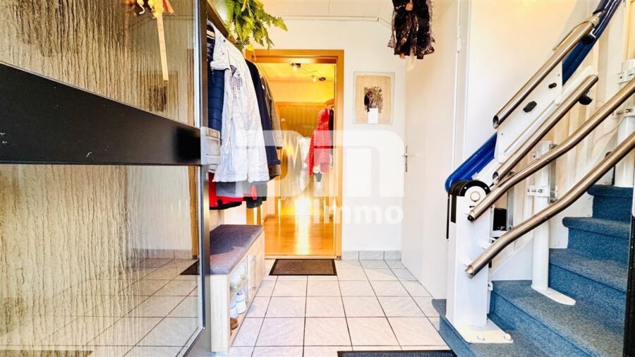 (Reserviert)!!!Umfassend saniertes Ein-/Zweifamilienhaus + Carport, PV-Anlage, Speicher, Wallbox - EG Treppenhaus / Haupteingang